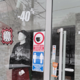 Prodavnica koja je prodavala majice "Nož, žica" sada ima dukseve sa ilustracijom davljenja žene uz poruku "Sa druge strane jastuka": Tržišna inspekcija ćuti 6