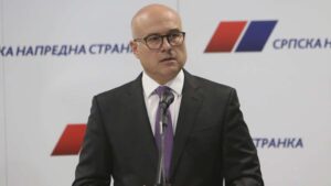 Predsednik Srpske napredne stranke (SNS) Miloš Vučević pozvao je danas koalicione partnere iz Novog Pazara da osude dešavanja u tom gradu ispred Državnog univerziteta (DUNP).Vučević je na konferencija za novinare u Beogradu rekao da očekuje od njih konkretne odgovore i da kažu da li osuđuju ili podržavaju ta dešavanja.