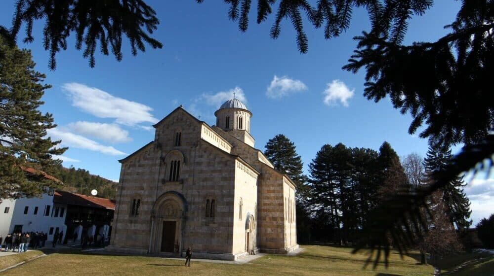 Šefovi misija EU, UN i OEBS, ambasadori Кvinte i komandant Кfora posetili manastir Visoki Dečani 1