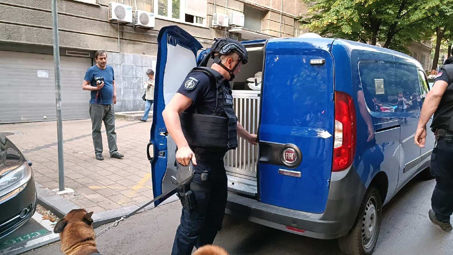 Nastavnici sa cvik-canglama i pancirima u kontradiverzionim pregledima: Prosvetari o najavljenim obukama za pregledanje škola zbog dojava o bombama 2