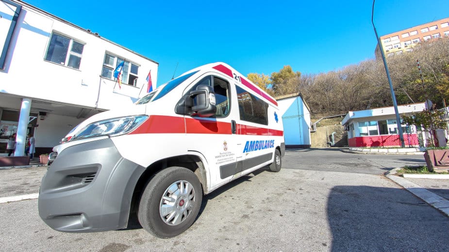 U saobraćajnoj nesreći na Obrenovačkom drumu četvoro mladih povređeno 1