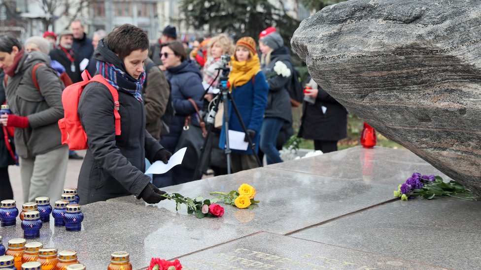 Imena žrtava političke represije čitaju se svake godine pored kamena