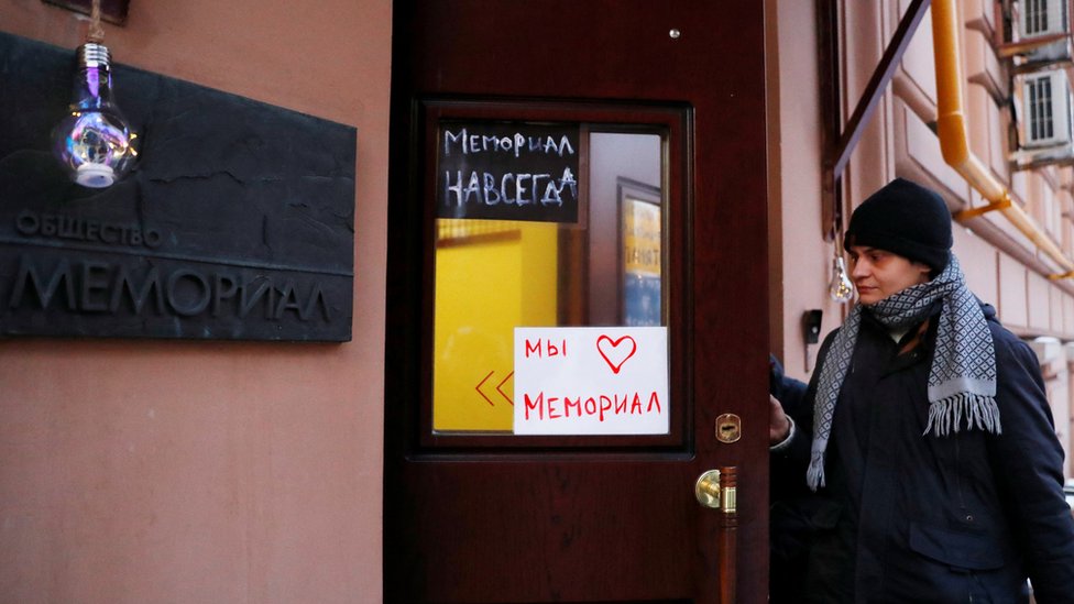 Ispred sedišta Memorijala u Moskvi, pristalice su napisale „Memorijal zauvek" i „Mi volimo Memorijal"
