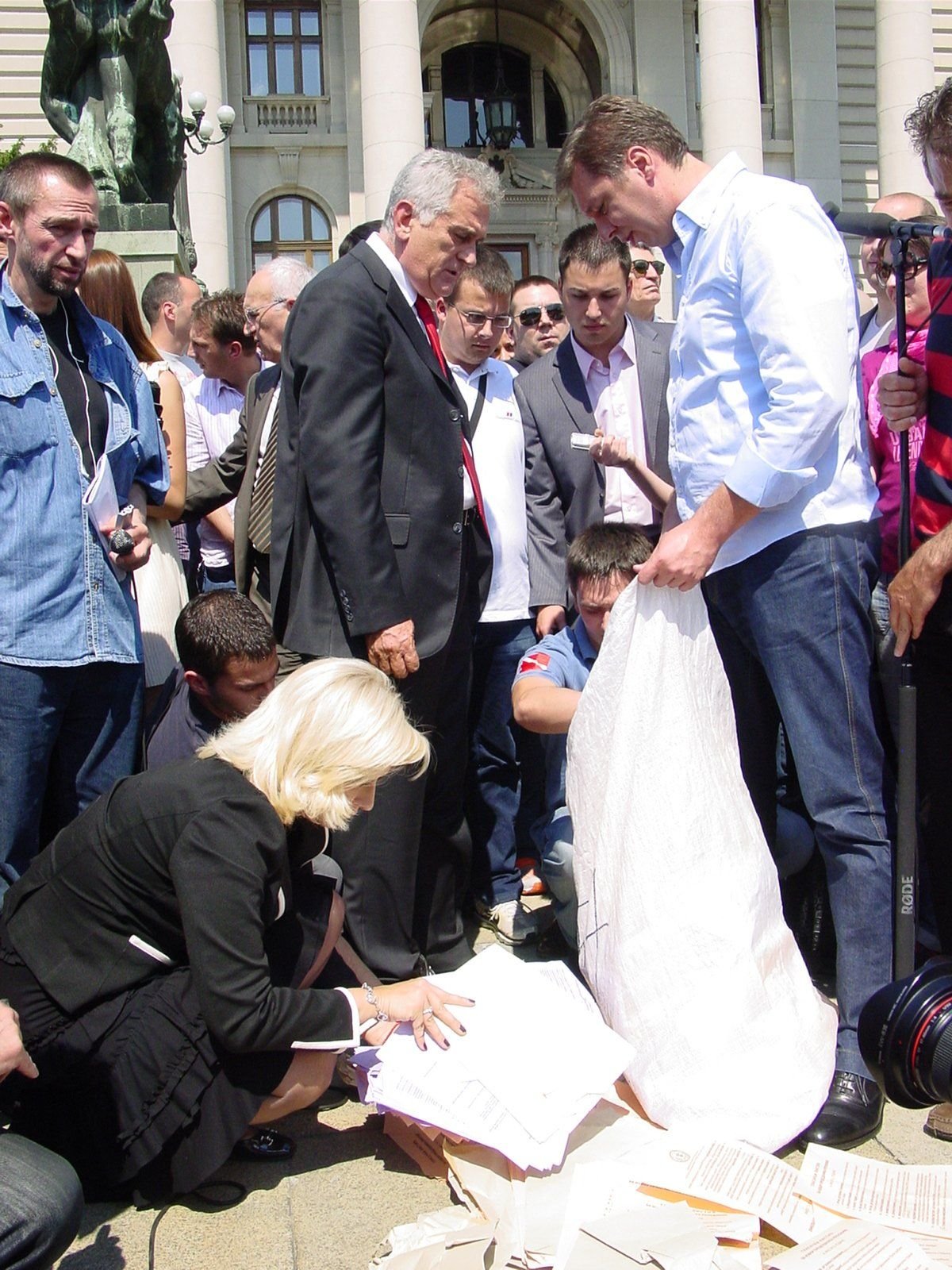 Izbori u Bosni i Hercegovini: Ponavljanje brojanja glasova za predsednika Republike Srpske pred kamerama 4 Naprednjaci ispred Skupštine sa džakovima