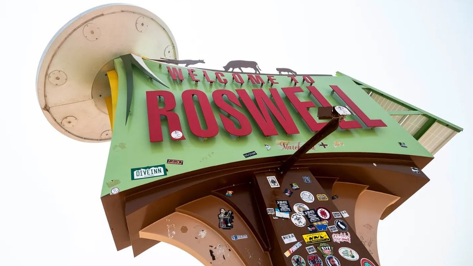 Film, svemir i NLO: Kako su leteći tanjiri preplavili Ameriku 2 Pre 75 godina, u julu 1947. godine, pronađeni su ostaci letećeg tanjira koji se srušio u Rozvelu, u Novom Meksiku