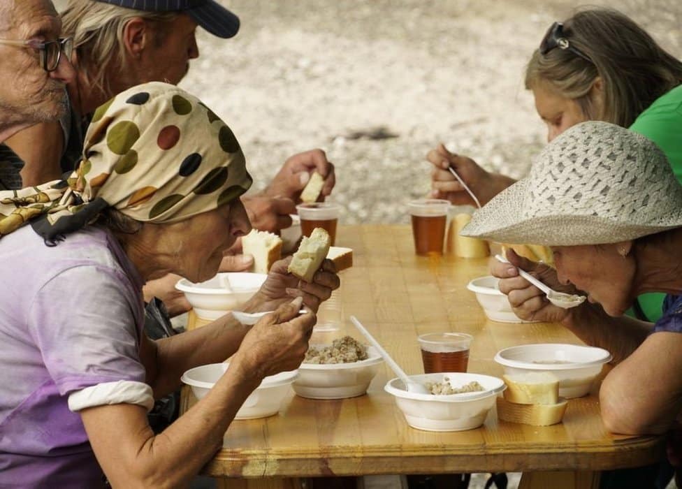 Volonteri iz Rusije dele hleb, kašu i čaj penzionerima i invalidima u Mariupolju