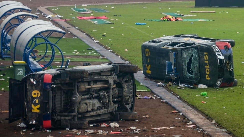 Indonezija, tragedija i fudbal: Više od 170 ljudi poginulo u stampedu na stadionu 2 Damaged police vehicles