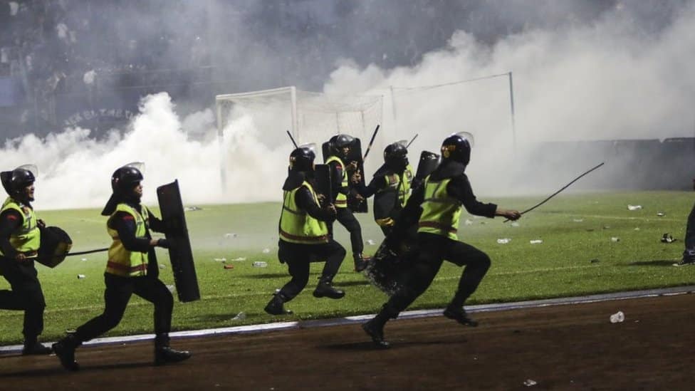 Indonezija, tragedija i fudbal: Više od 170 ljudi poginulo u stampedu na stadionu 1 Police officers run as they try to stop football fans from entering the pitch