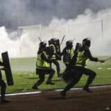 Indonezija, tragedija i fudbal: Najmanje 125 ljudi poginulo u stampedu na stadionu 6