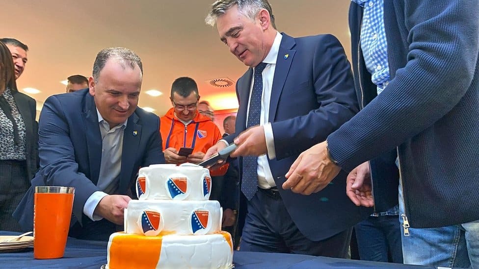 Izbori u BiH: Neizvesno u Republici Srpskoj, Dodik tvrdi da ima prednost, poraz Bakira Izetbegovića u Federaciji 2 Komšić seče tortu