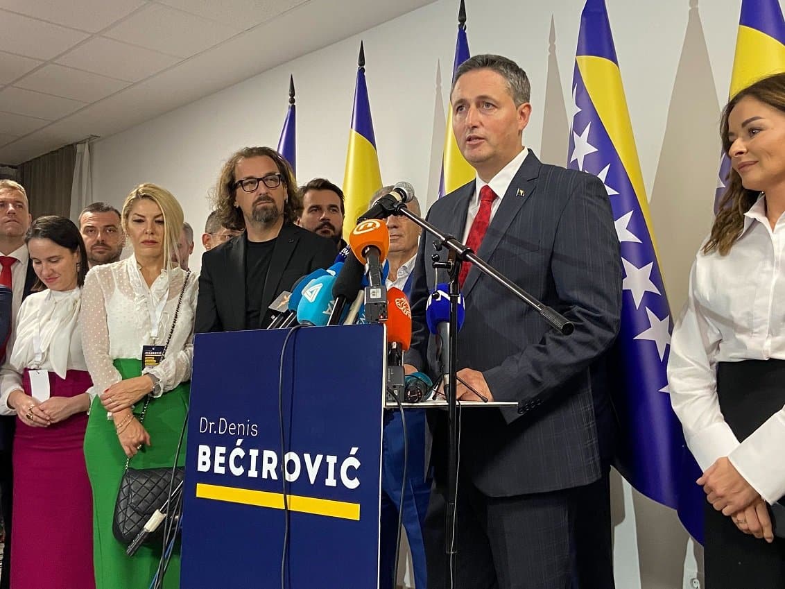 Izbori u BiH: Neizvesno u Republici Srpskoj, Dodik tvrdi da ima prednost, poraz Bakira Izetbegovića u Federaciji 3 Bećirović se obraća novinarima