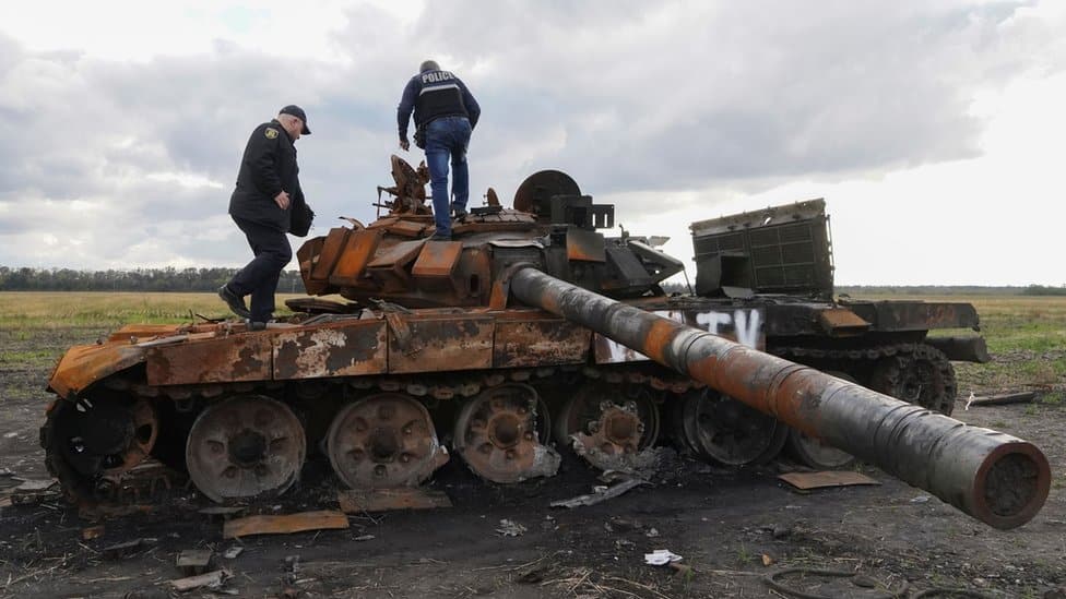 Ukrajina i Rusija: Ukrajinska vojska nastavlja prodor ka Hersonu, iz Kremlja tvrde - sve anektirane teritorije biće ruske 1 Ukrainian police inspect a destroyed Russian tank in Kupiansk, Kharkiv region, 4 October