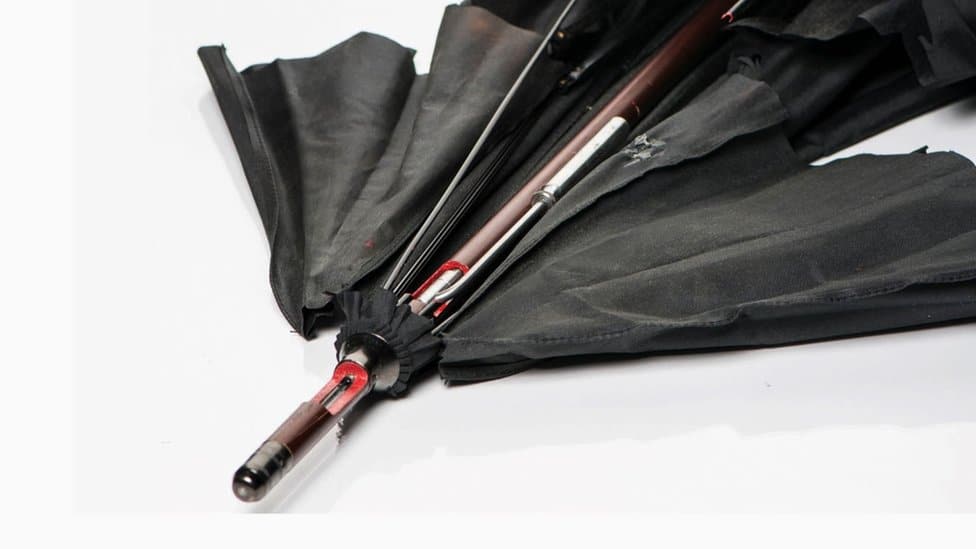 Ovo je replika oružja prerušenog u kišobran kojim je ubijen novinar Svetske službe BBC