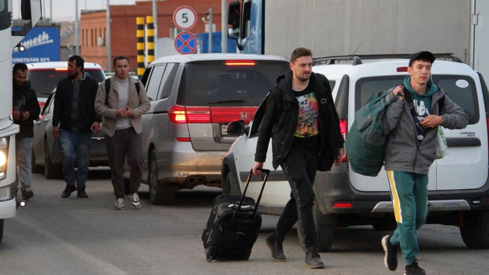 Rusija i Ukrajina: Da li Putinov san o ruskoj pobedi izmiče 4 Russians arrive in Kazakhstan crossing the Syrym border crossing point on September 27, 2022