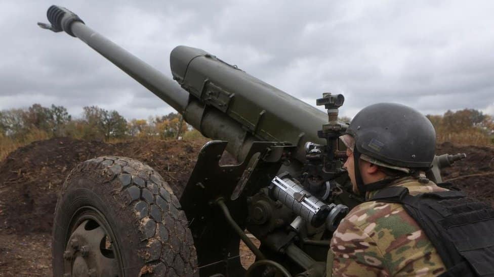 Rusija i Ukrajina: Da li Putinov san o ruskoj pobedi izmiče 1 Member of the Ukrainian National Guard prepares a D-30 howitzer for a fire towards Russian troops in Kharkiv region