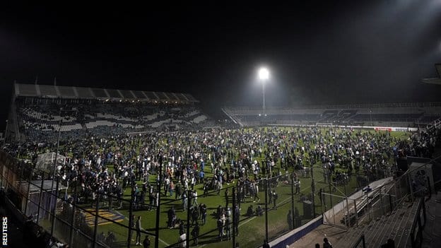 Argentina, fudbal i nasilje: Navijač preminuo na utakmici Boke Juniors i Himnasije 1 Fans spilled onto the Gimnasia pitch as they tried to escape clashes outside the ground