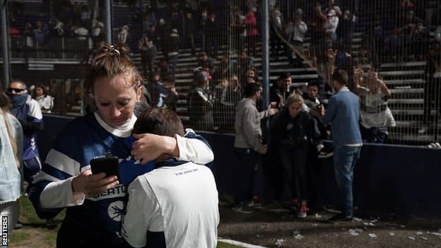 Argentina, fudbal i nasilje: Navijač preminuo na utakmici Boke Juniors i Himnasije 4 Fans got through fencing to get onto the Carmelo Zerillo stadium in La Plata