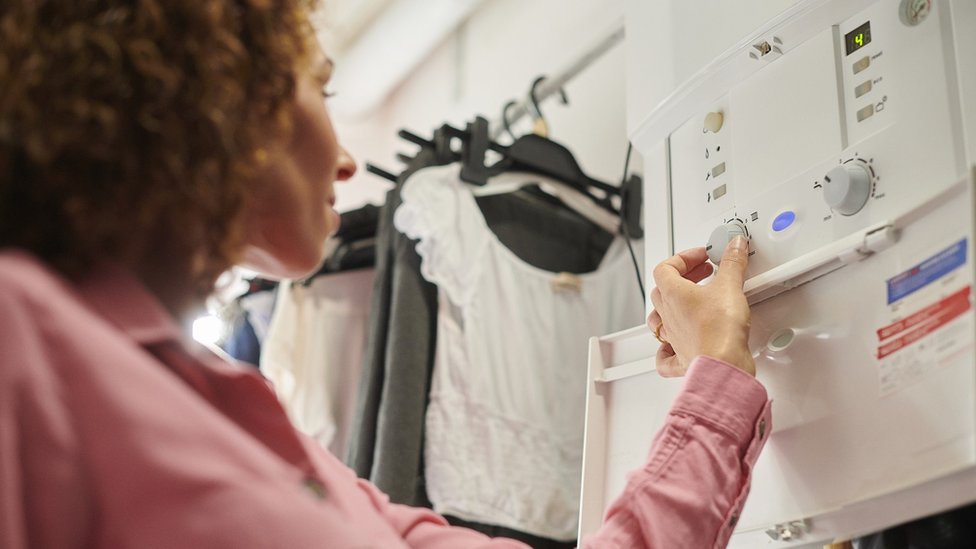 Evropa i energentska kriza: Vlada preporučila Italijanima da malo smanje grajeanje ove zime 1 A woman turns the heating down
