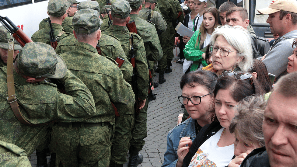 Rusija i Ukrajina: Kako su ruski vojnici i oficiri godinama krali donji veš, cokule i pancire iz vojnih skladišta 1 Mobilizovannыe v Krыmu
