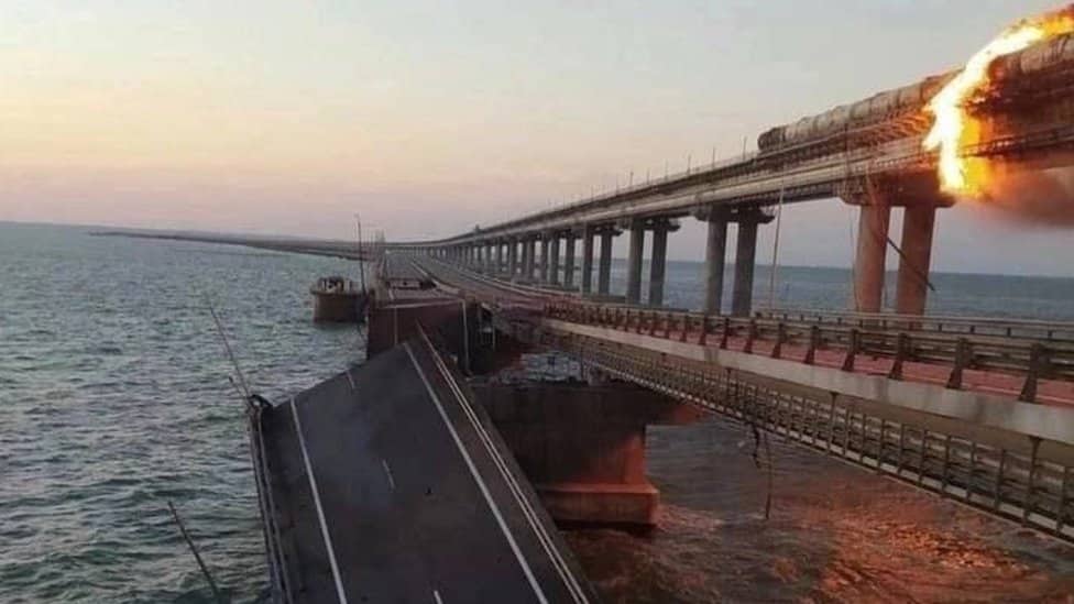 Ukrajina i Rusija: U požaru izazvanom eksplozijom na jedinom mostu koji spaja Krim sa Rusijom poginulo troje 1 A still picture of the bridge was shared by Ukrainian presidential adviser Mykhaylo Podolyak