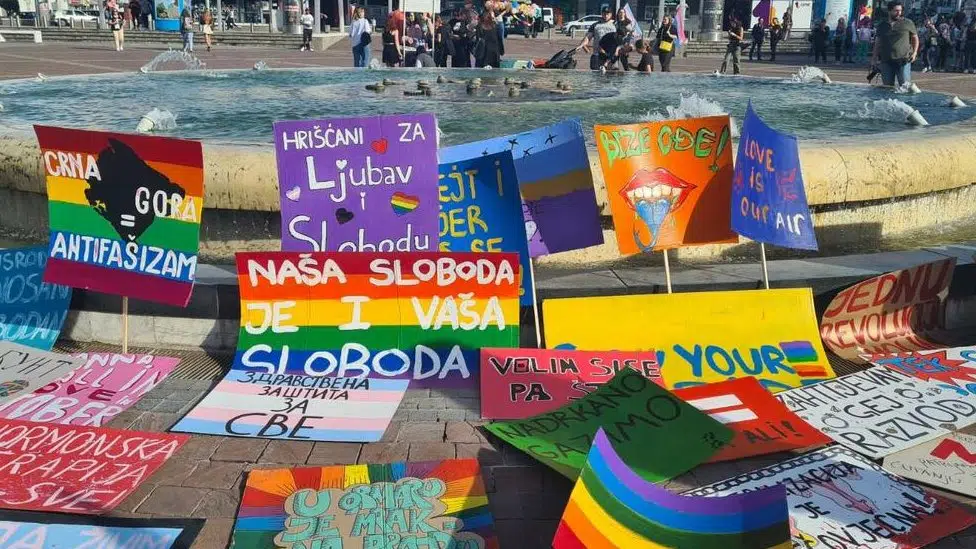 Balkan i LGBT prava: U Crnoj Gori deseti jubilarni Prajd, dan posle skupa SPC 'za porodicu' 1 Različite parole na trgu u POdgorici