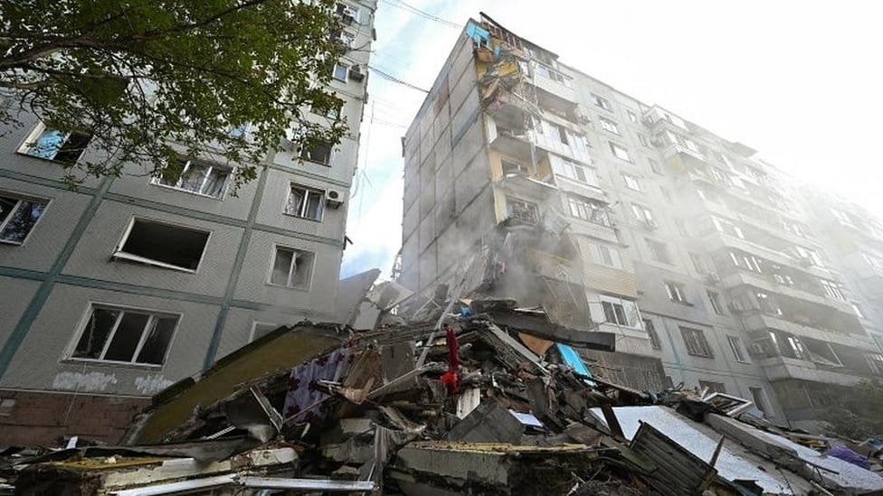 Rusija i Ukrajina: Najmanje 13 mrtvih u 'ruskom napadu' na Zaporožje, tvrdi Kijev 1 A view shows a residential building heavily damaged by a Russian missile strike in Zaporizhzhia, Ukraine, on 9 October 2022
