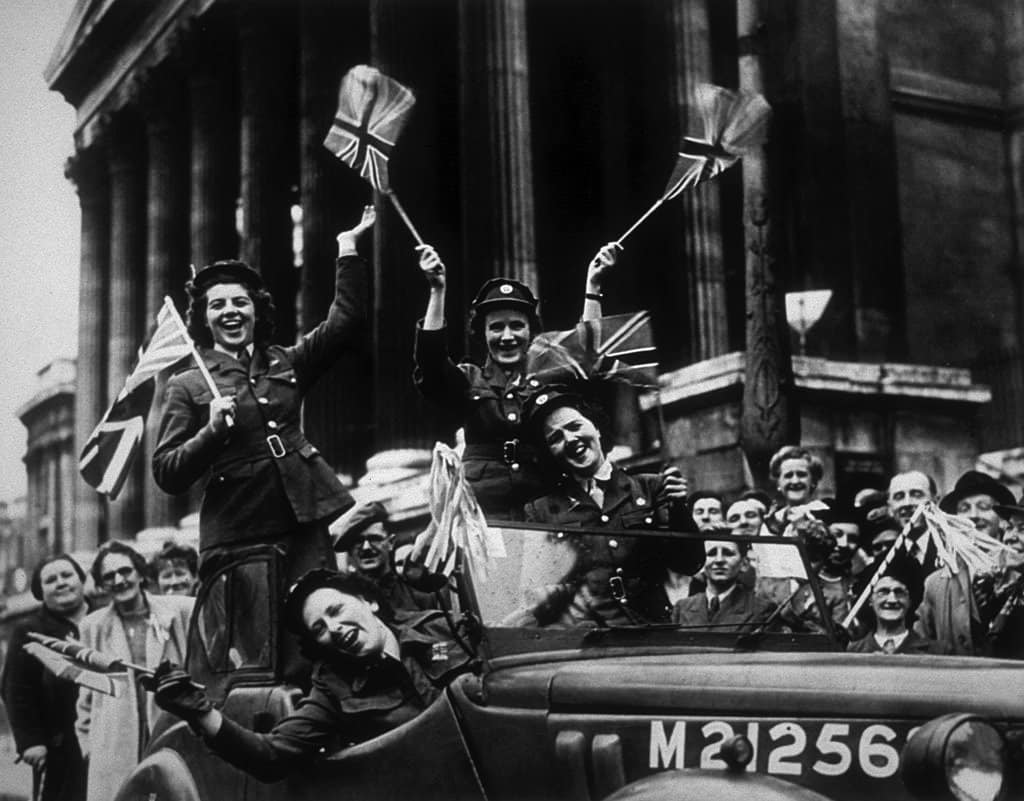 Pripadnici pomoćne teritorijalne službe (ATS) voze se Trafalgar skverom tokom proslave Dana pobede u Londonu 8. maja 1945.