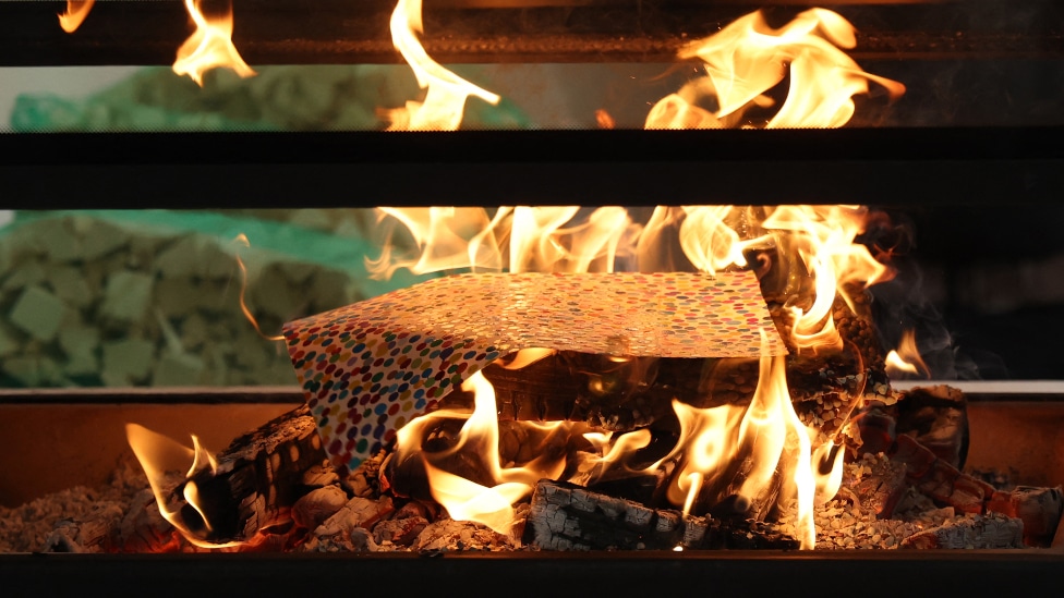 Tehnologija i umetnost: Engleski umetnik spalio stotine slika pošto ih je prodao u virtuelnom formatu 1 One of Damien Hirst's artworks being burned