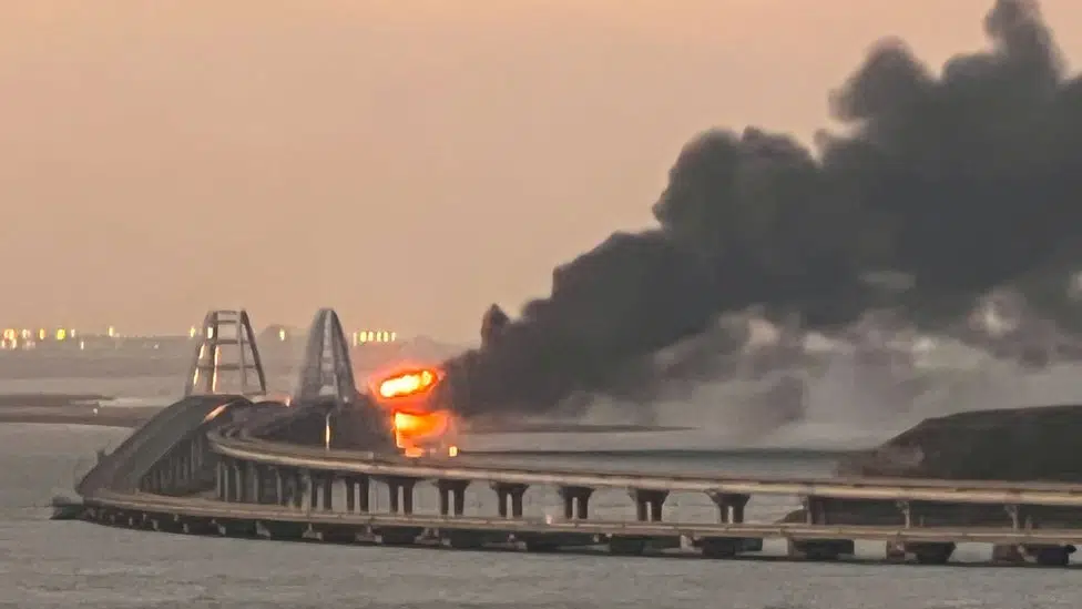 Rusija i Ukrajina: Hapšenja u Rusiji zbog napada na most na Krimu, nove eksplozije odjekuju širom Ukrajine 1 Crimea bridge on fire, 8 October 2022