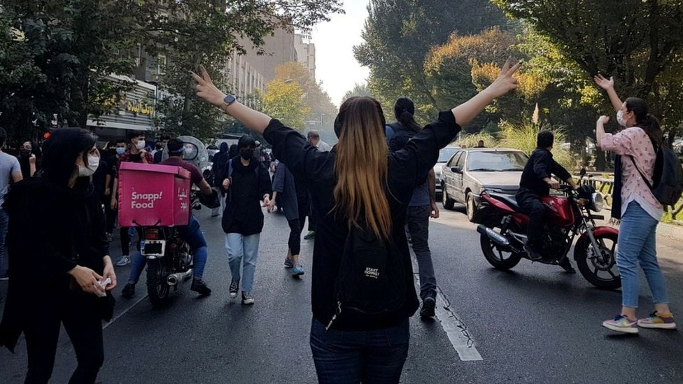 Žene bez hidžaba blokiraju ulicu tokom protesta u Iranu, 1. oktobar 2022.