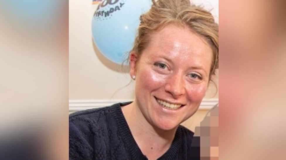 Ubistvo i Velika Britanija: Žena koja je obezglavila prijateljicu osuđena na doživotnu robiju 3 A still of Jemma Mitchell smiling