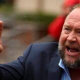 Teorije zavere i Amerika: Aleks Džons plaća 965 miliona dolara porodicama žrtava u školi Sendi Huk 4