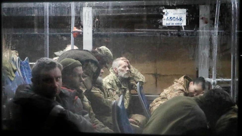 Rusija i Ukrajina: Oslobođeni pripadnik Azova tvrdi da ruske snage drže zatočene u nehumanim uslovima 3 Service members of the Ukrainian armed forces, who surrendered at the besieged Azovstal steel mill in Mariupol in the course of Ukraine-Russia conflict, sit in a bus upon their arrival under escort of the pro-Russian military in the settlement of Olenivka in the Donetsk region, Ukraine May 20, 2022.