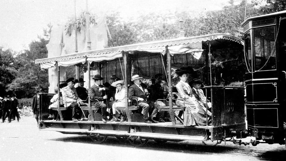 Putnici u električnom tramvaju