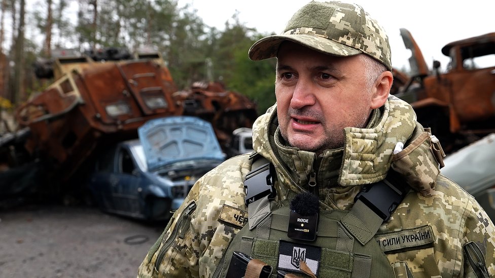 Rusija i Ukrajina: Novi napad na ruski Belgorod, više od 420 dece poginulo do sada u ratu u Ukrajini 4 A Ukrainian army spokesman Col Cherevatyi speaks to the BBC, with destroyed Russian vehicles in the background