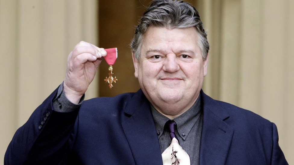 Velika Britanija i film: Umro glumac Robi Koltrejn, čuveni Hagrid iz filmova o Hariju Poteru 2 Robbie Coltrane and his OBE in 2006