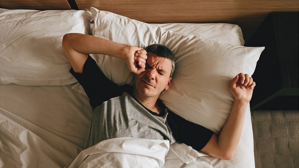 Zdravlje: Pet sati sna su prekretnica za nastanak bolesti 1 Man waking up