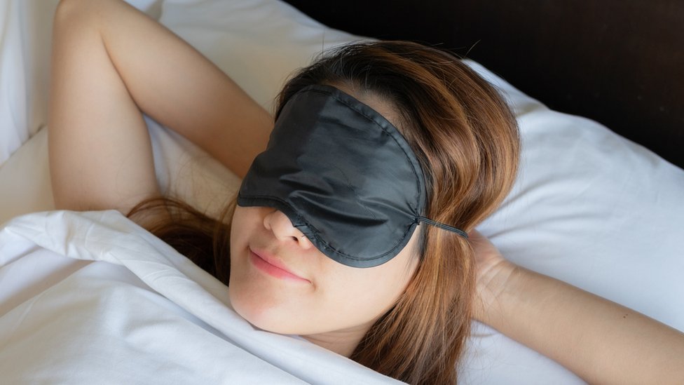 Zdravlje: Pet sati sna su prekretnica za nastanak bolesti 2 woman in an eye mask