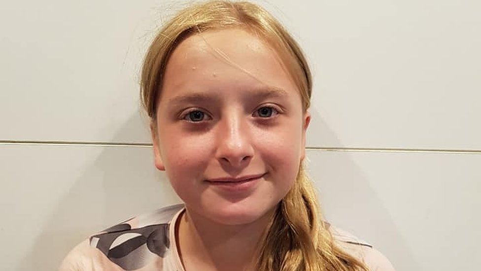 Ubistvo devojčice u Parizu: Tinejdžerka pronađena mrtva u kutiji, vezanih ruku i nogu 1 Ovu fotografiju je podelila Lolina majka na Fejsbuku u apelu