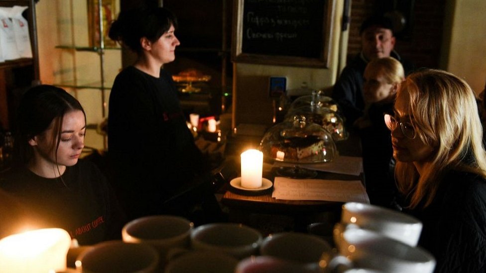 Rusija i Ukrajina: Apel Ukrajincima da štede struju, ruske vlasti ozbiljno razmatraju povlačenje trupa iz Hersona, smatraju britanski obaveštajci 1 Lviv cafe in power cut, 11 Oct 22