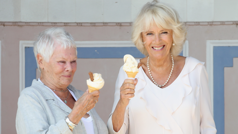 Kraljevska porodica i peta sezona serije Kruna: Glumica Džudi Denč optužuje Netfliks za senzacionalizam 3 Dame Judi Dench and Camilla, Duchess of Cornwall enjoy an ice cream at Queen Victoria's private beach next to Osborne House during a visit to the Isle of Wight on July 24, 2018 in East Cowes, Isle of Wight, England