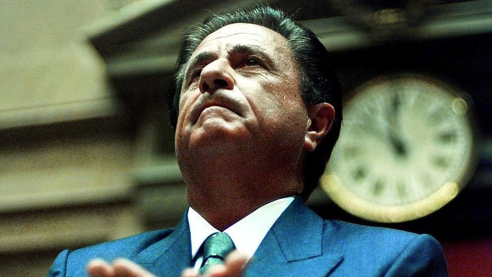 Ostavka Liz Tras: Kako se njenih 45 dana na funkciji kotira u poređenju sa svetskim liderima koji su najkraće vladali 5 Eduardo Duhalde applauds after his acceptance speech as Argentina's new president on 1 January, 2002