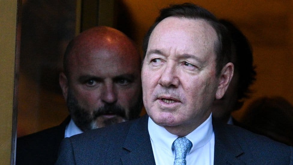 Holivud i seksualni napadi: Sud odbacio tužbu protiv Kevina Spejsija da je neprikladno dirao tinejdžera na zabavi pre 36 godina 1 Image shows Kevin Spacey leaving court earlier this month