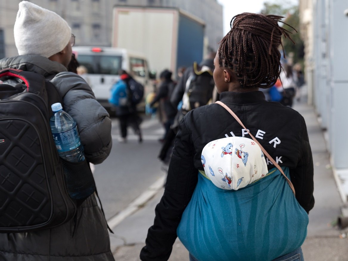 Srbija, migracije i Evropska unija: Do Beograda bez vize, za EU sa krijumčarima - kako državljani Burundija, Tunisa i Indije stižu do Evrope 4 Žena sa bebom na leđima