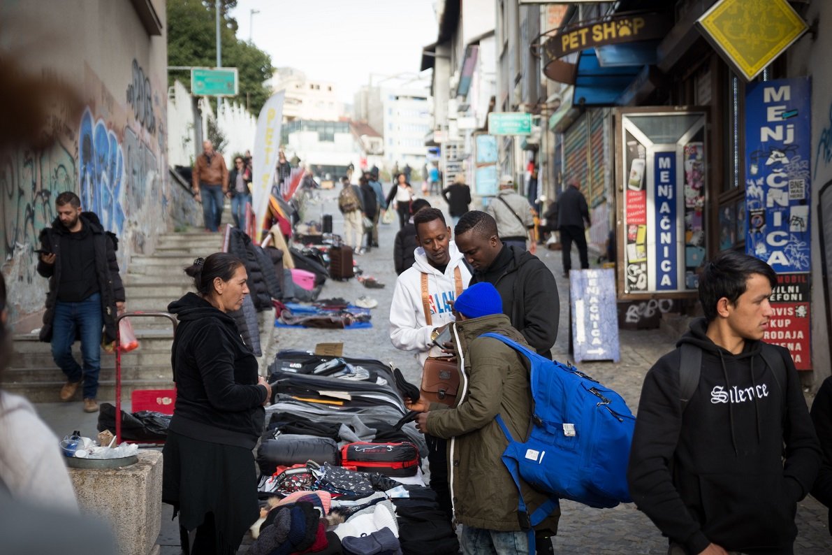 Srbija, migracije i Evropska unija: Do Beograda bez vize, za EU sa krijumčarima - kako državljani Burundija, Tunisa i Indije stižu do Evrope 3 Kupovina čarapa