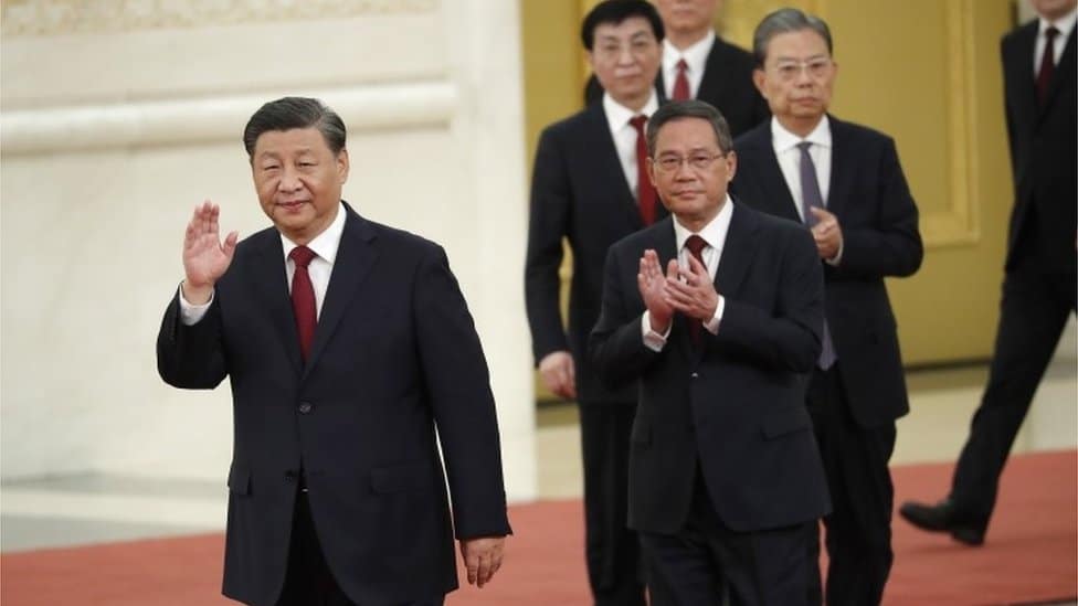 Kina i politika: Ko su članovi Stalnog komiteta Politbiroa, koji danas vladaju Kinom 1 Chinese President Xi Jinping (L) leads the new members of the Standing Committee of the Political Bureau of the 20th Chinese Communist Party