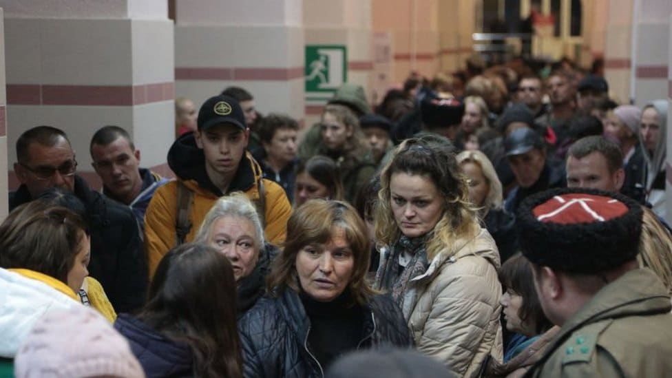 Rusija i Ukrajina: Rusi ostavili Nikolajev bez vode više od pola godine, inspektori UN u Ukrajini zbog „prljavih bombi“ 3 A crowd of people in a train station