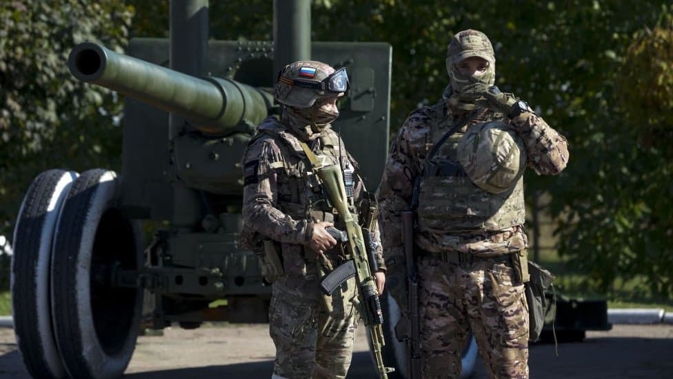 Rusija i Ukrajina: Kijev zove inspektore da provere navode o „prljavim" bombama, da li se sprema velika bitka za Herson 2 Two Russian soldiers