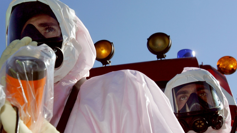 Rusija i Ukrajina: Šta je „prljava bomba“ 1 Emergency workers in hazm,at suits with a Geiger counter