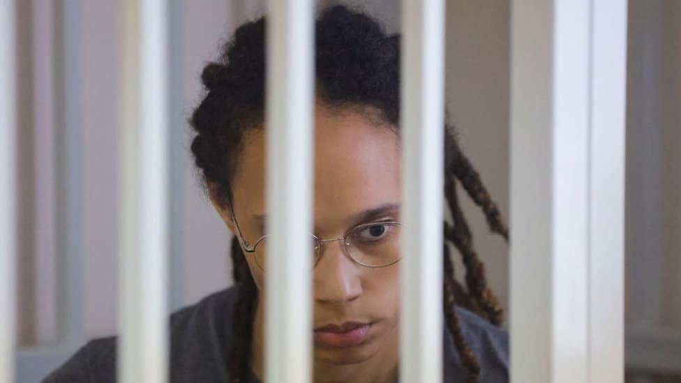 Rusija i Amerika: Sud u Moskvi odbacio žalbu košarkašice Britni Grajner na zatvorsku kaznu 1 Brittney Griner behind bars